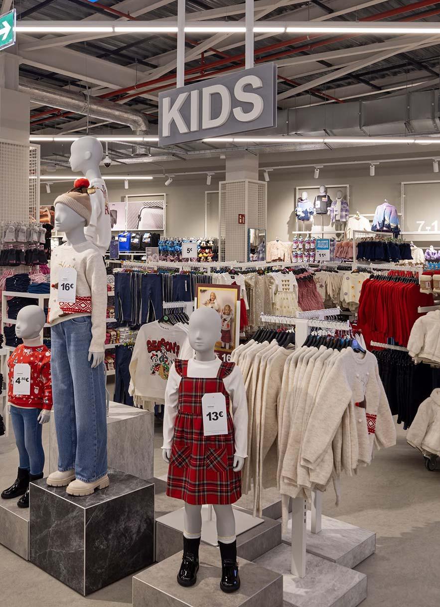La nueva tienda del retailer ha abierto hoy en el centro comercial Parque Almenara