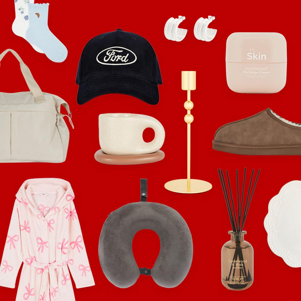 Collection de produits lifestyle sur fond rouge, comprenant une casquette Ford, des chaussons, un peignoir, un coussin de voyage et des articles de soin de la peau.