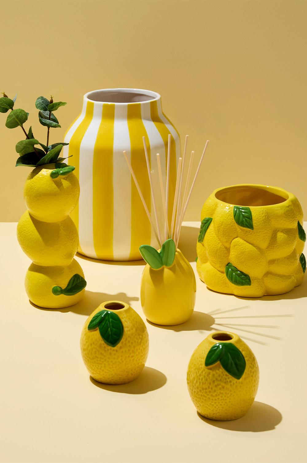 Vasi in ceramica gialla con foglie, con design a righe e strutturati. Diffusore a bastoncini a forma di limone