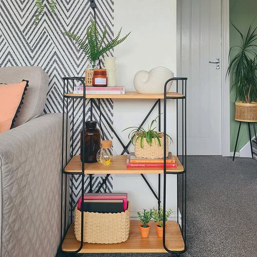 Estantería minimalista con plantas, jarrones y cesta