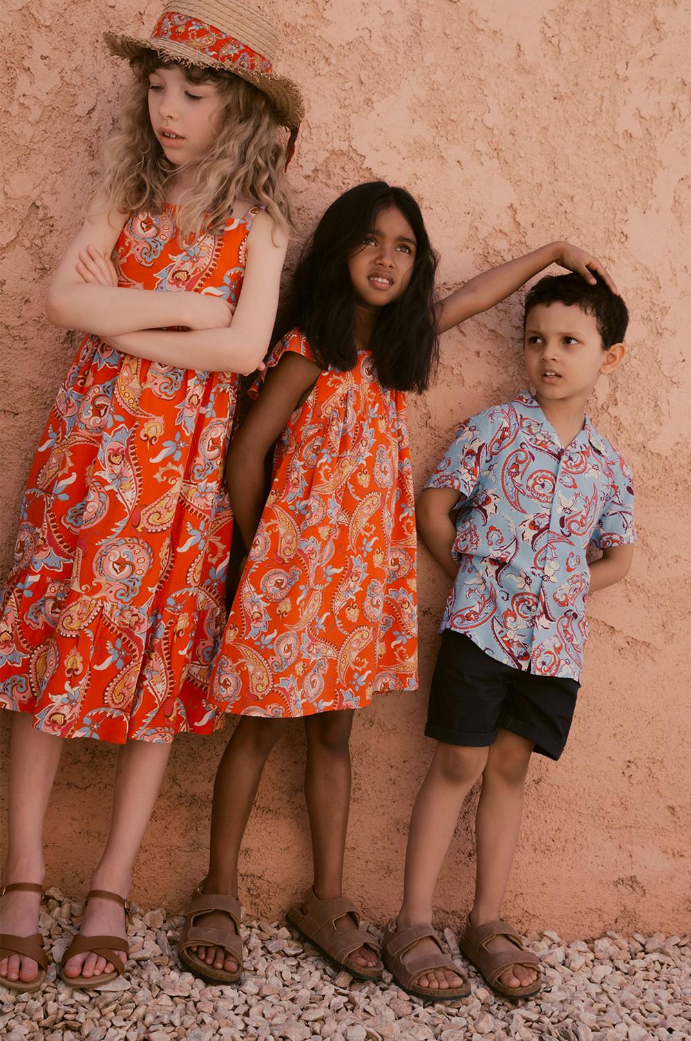 Vestido rojo con estampado de cachemira para niñas mayores, Sombrero de paja con lazo, Camisa azul con estampado de cachemira para niños pequeños, Pantalones chinos cortos en azul marino