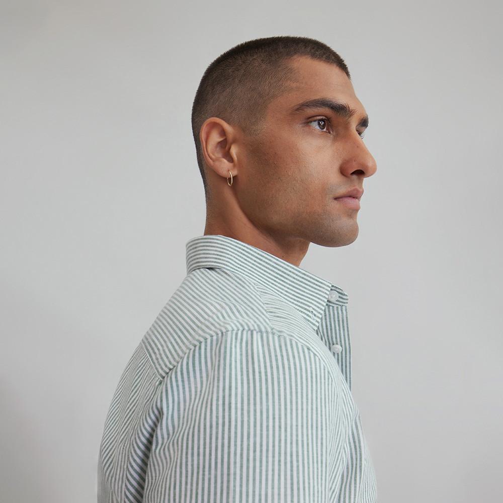 Model v črtasti srajci