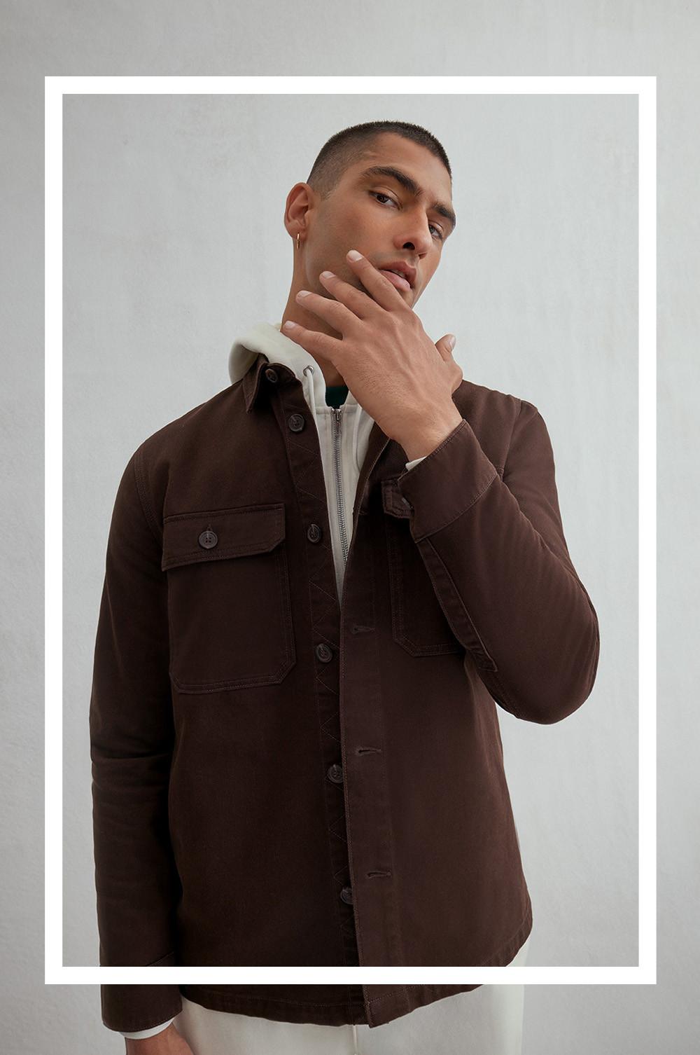 Model v rjavi srajčni jakni