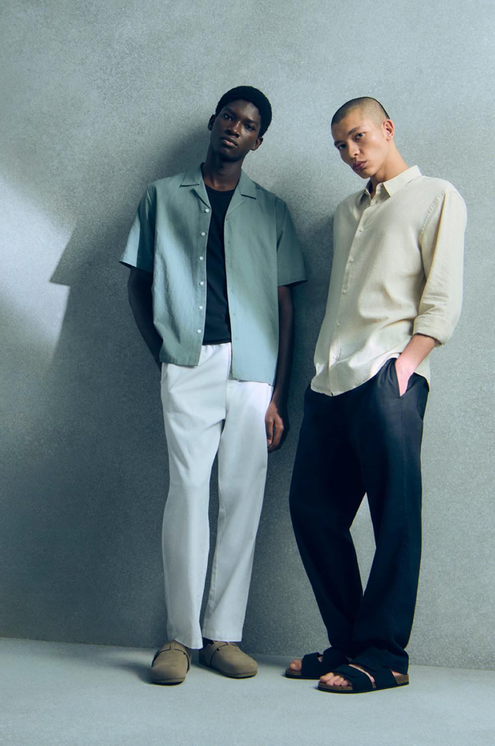 Zwei Models in minimalistischer Mode – mintgrünes Kurzarmhemd mit weißer Hose und cremefarbenes Button-up-Hemd mit schwarzer Hose.