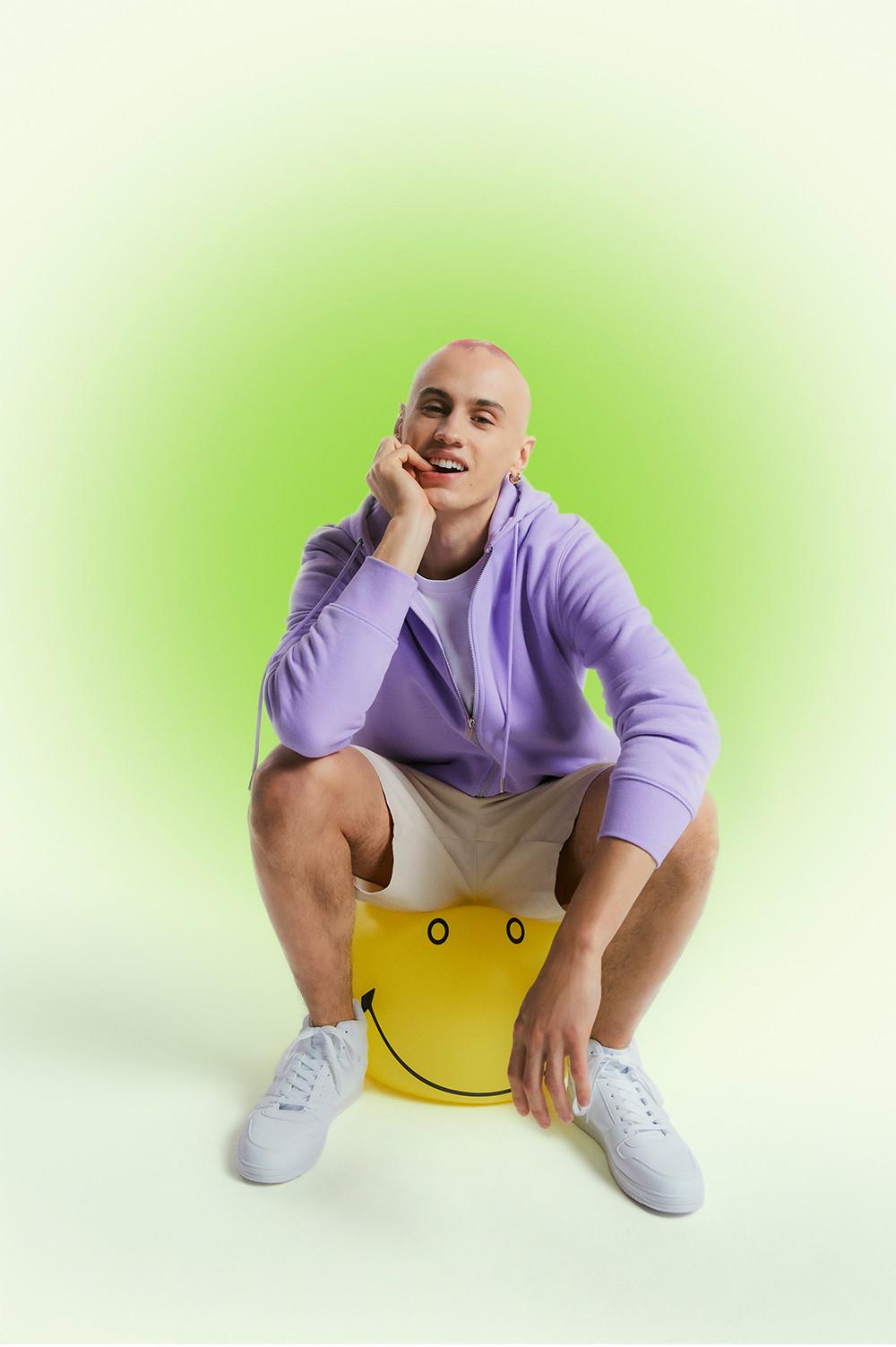 Model vo fialovej mikine s kapucňou na zips