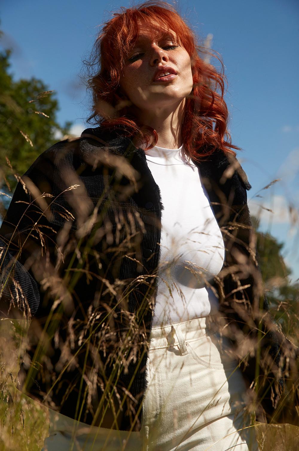 Modelo con chaqueta de pana