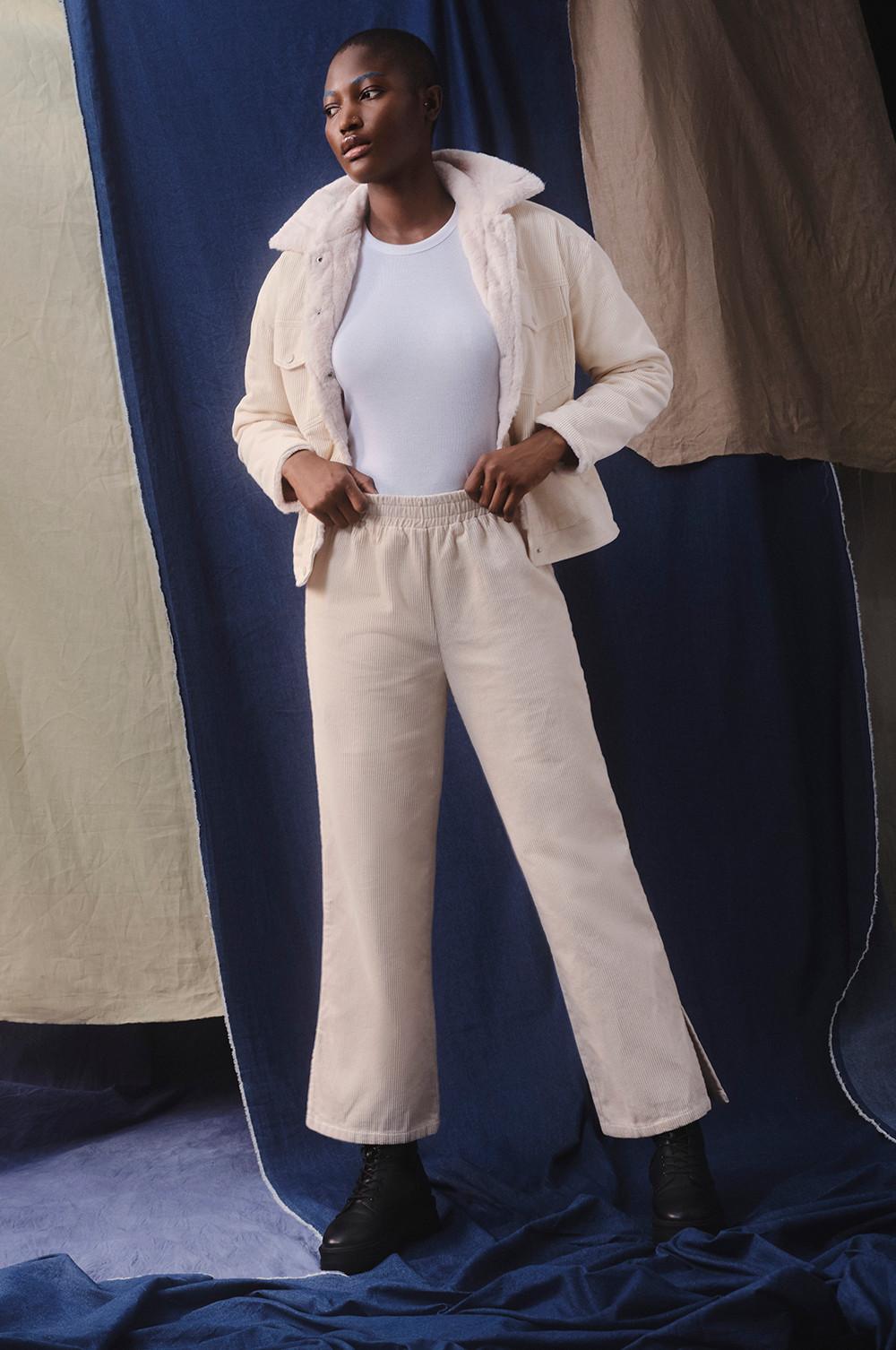 Mannequin portant une veste doublée en borgana assortie à une autre pièce