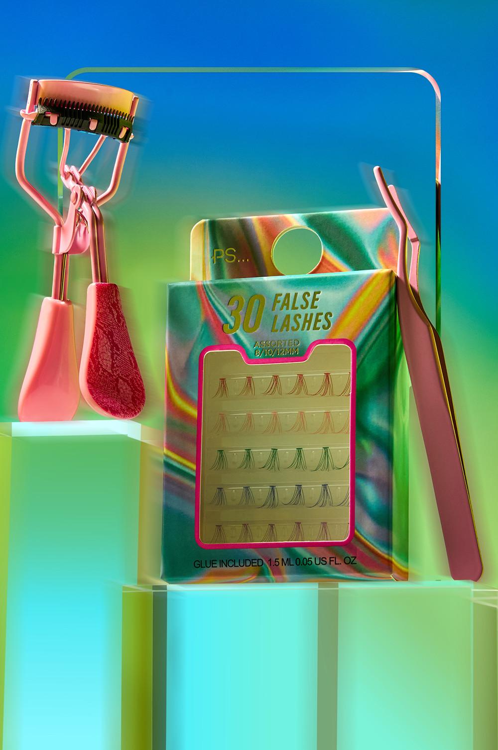 Rosa Wimpernzange und Pinzette mit 30 mehrfarbigen künstlichen Wimpern in Verpackung mit Hologramm.