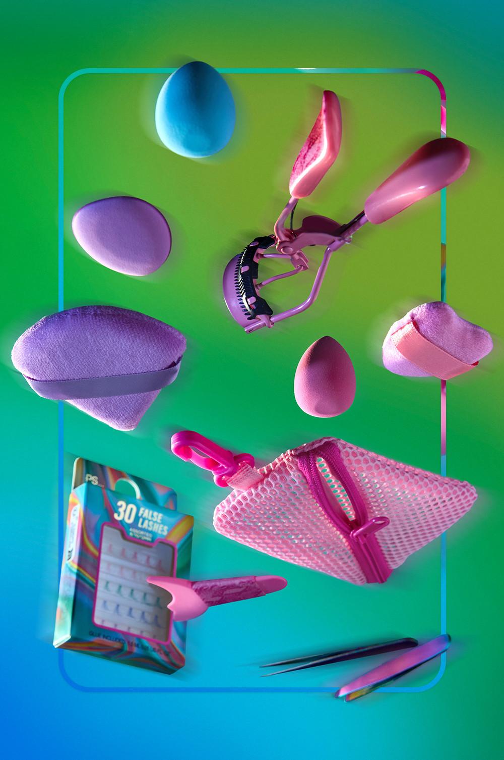Sammlung von Schminkutensilien, darunter Beauty Blender, Wimpernzange, rosa Netzbeutel, Paket mit künstlichen Wimpern und Applikatoren auf einem grünen Hintergrund mit Farbverlauf.