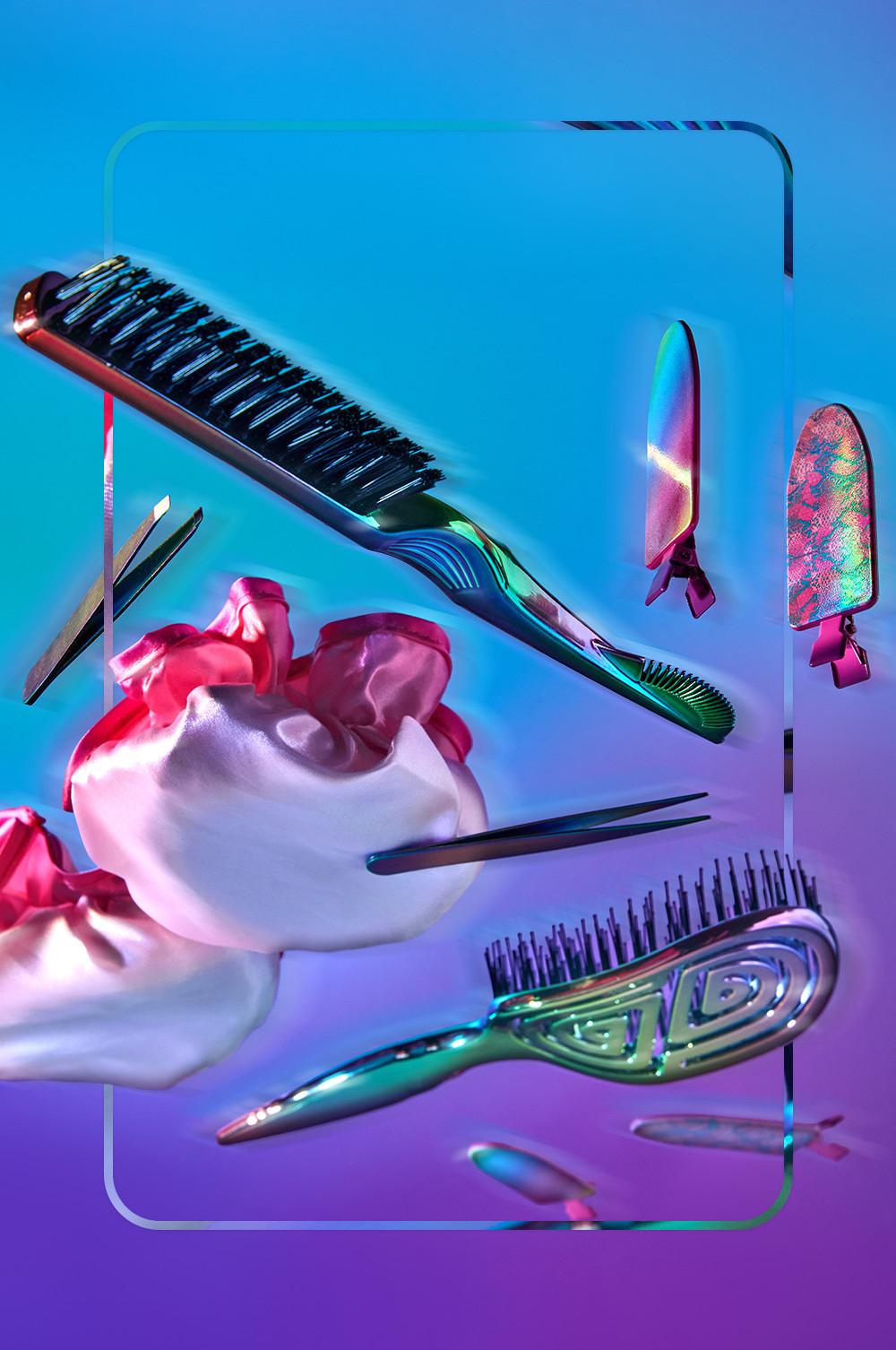 Ein Sortiment an schillernden Haar-Accessoires, darunter Bürsten, Haarspangen und ein Satin-Haargummi auf einem blau-lila Hintergrund mit Farbverlauf.