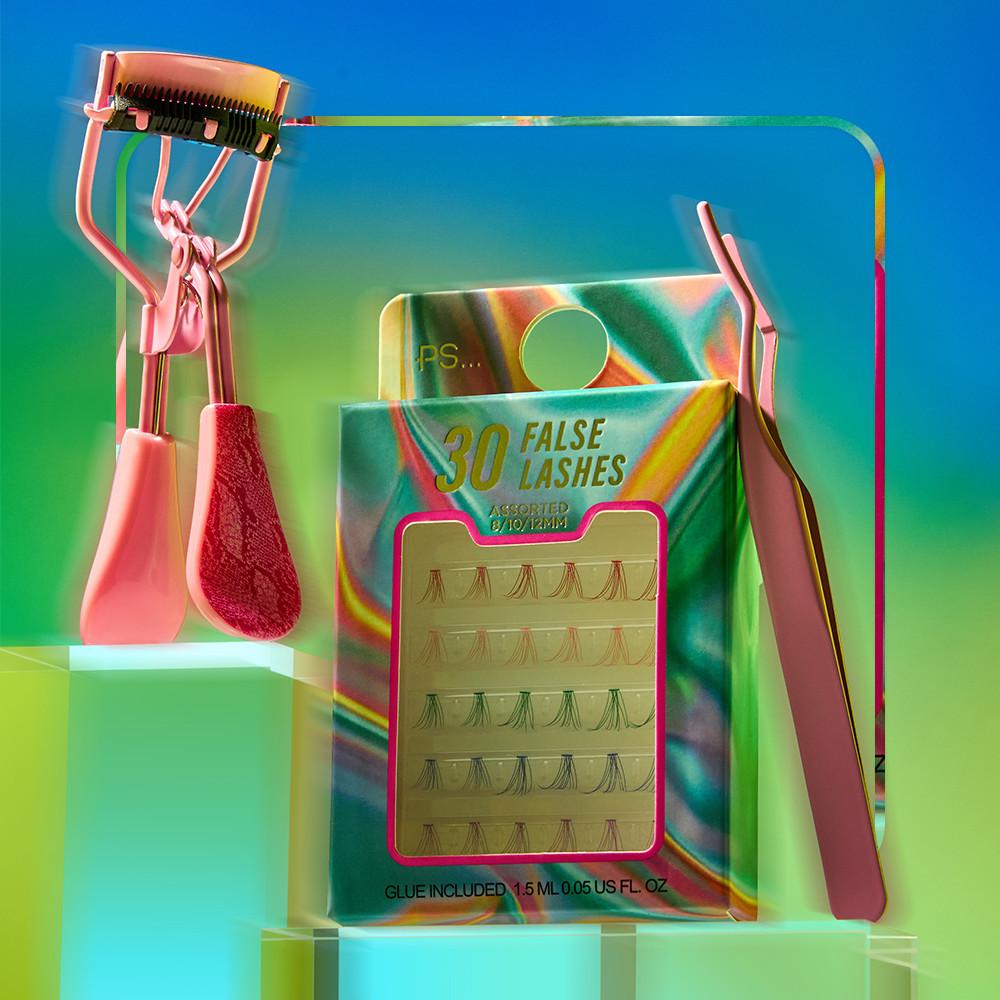 Recourbe-cils et pince à épiler roses, accompagnés d’un pack de 30 faux-cils multicolores au packaging holographique.