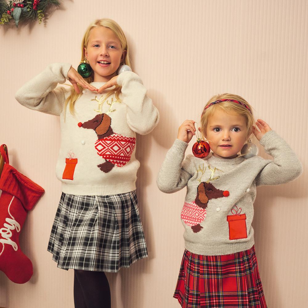 Kinderen in matchende kersttruien