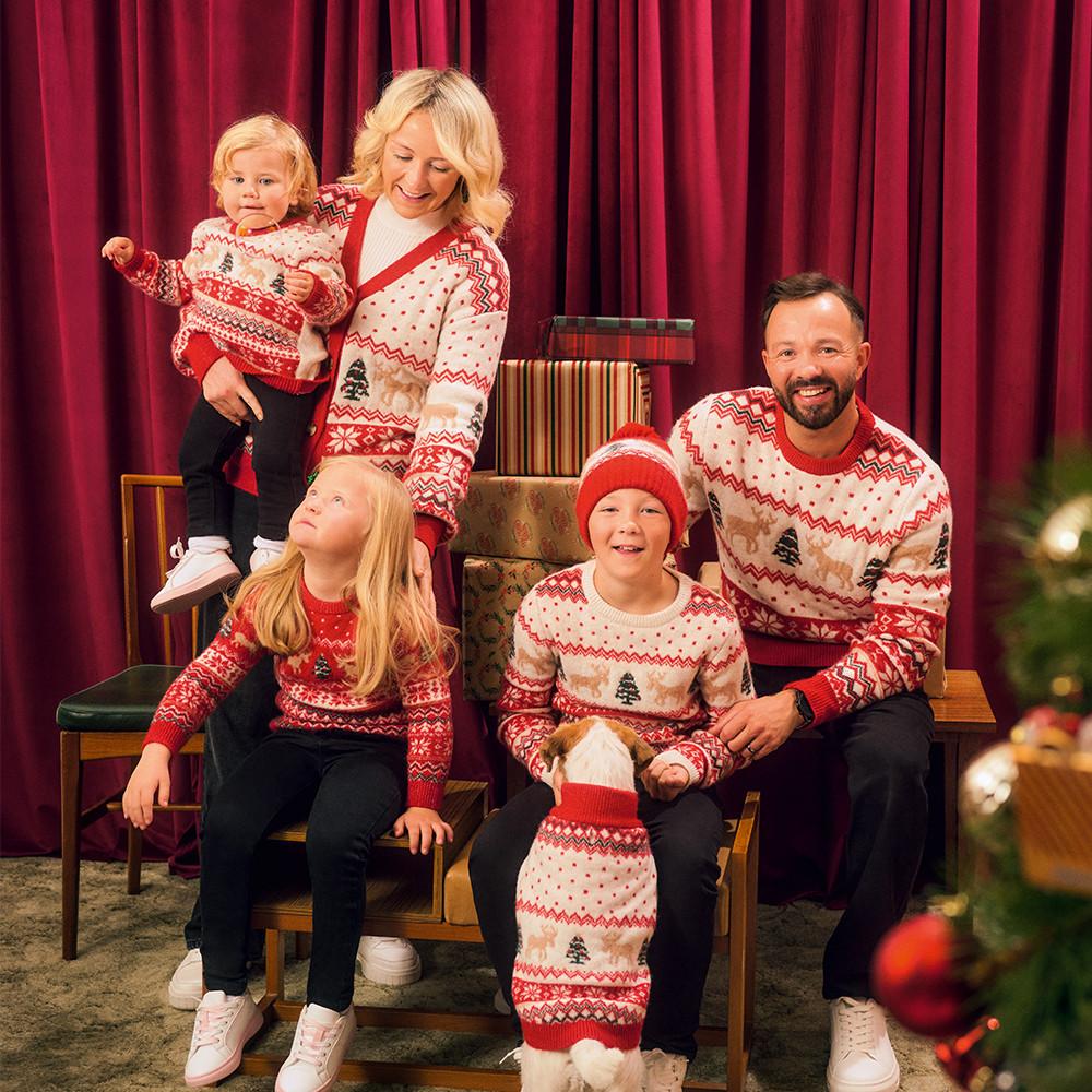 Familie in Weihnachtsoutfits