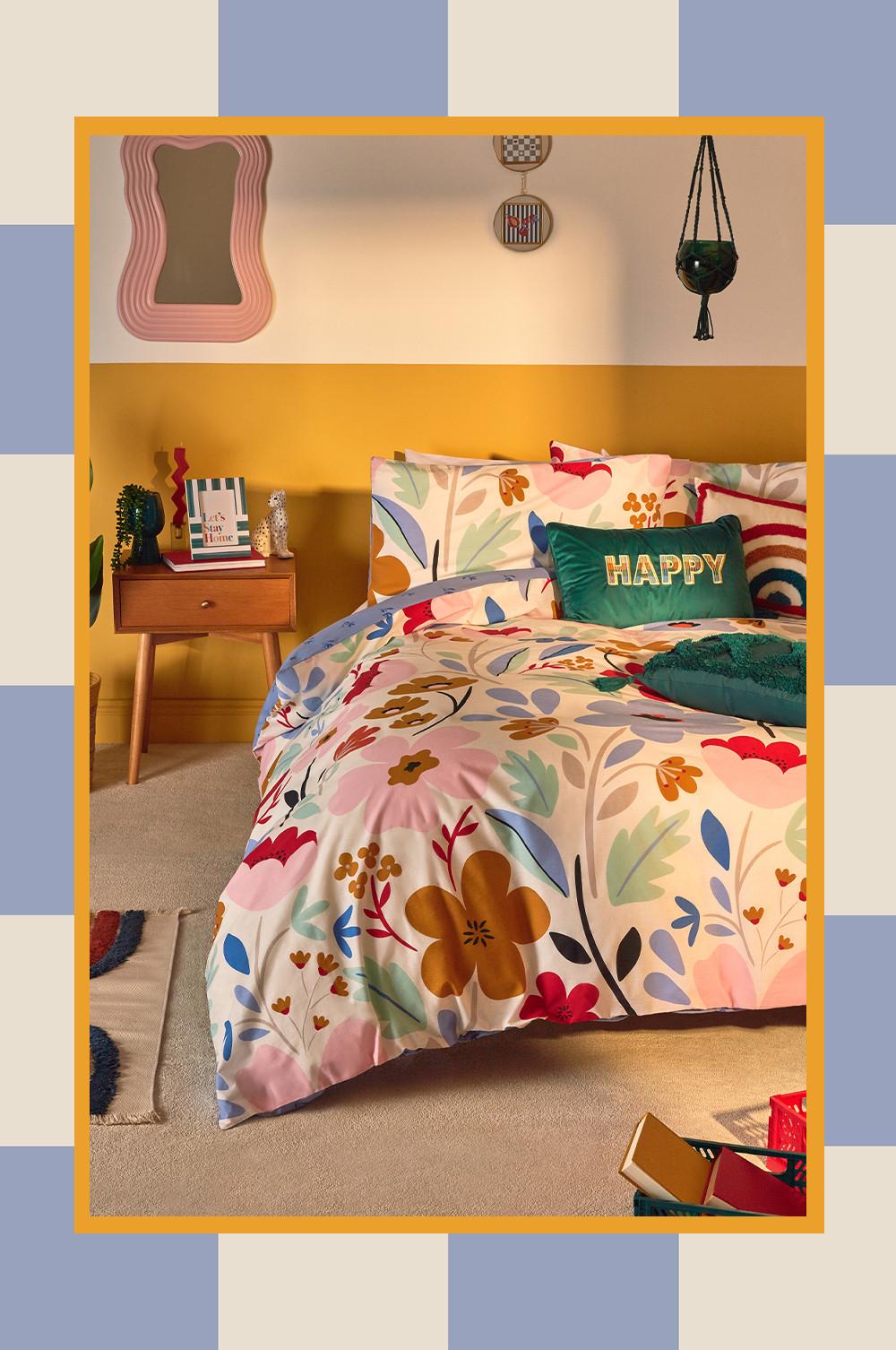 Présentation de chambre avec parure de lit réversible à fleurs