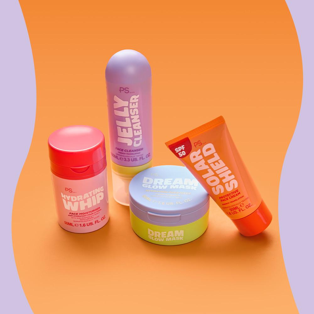 Soins dans des packagings colorés sur fond orange