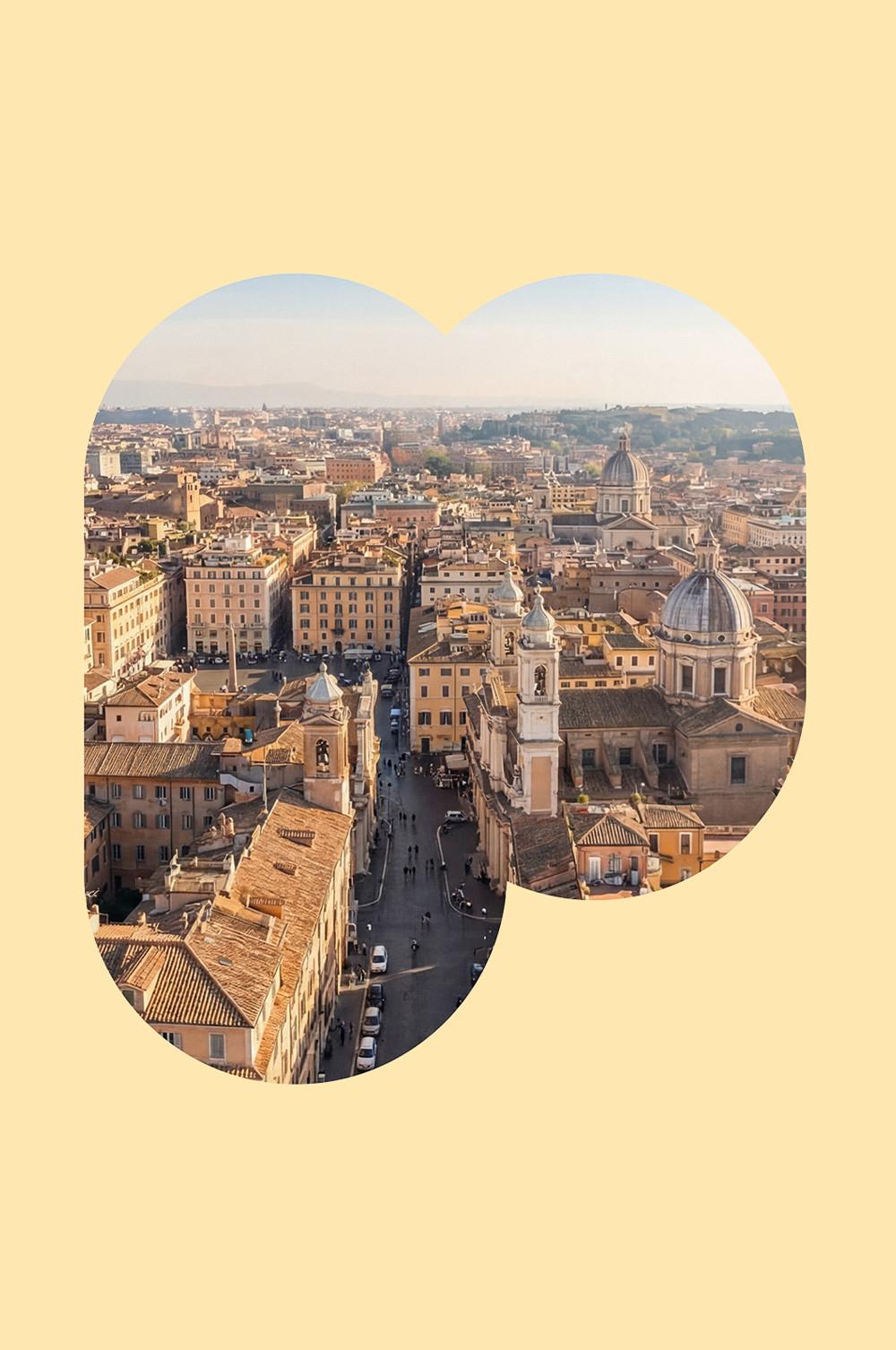 Vue aérienne du paysage urbain de Rome, révélant son architecture historique avec églises à dôme et toits en terre cuite.