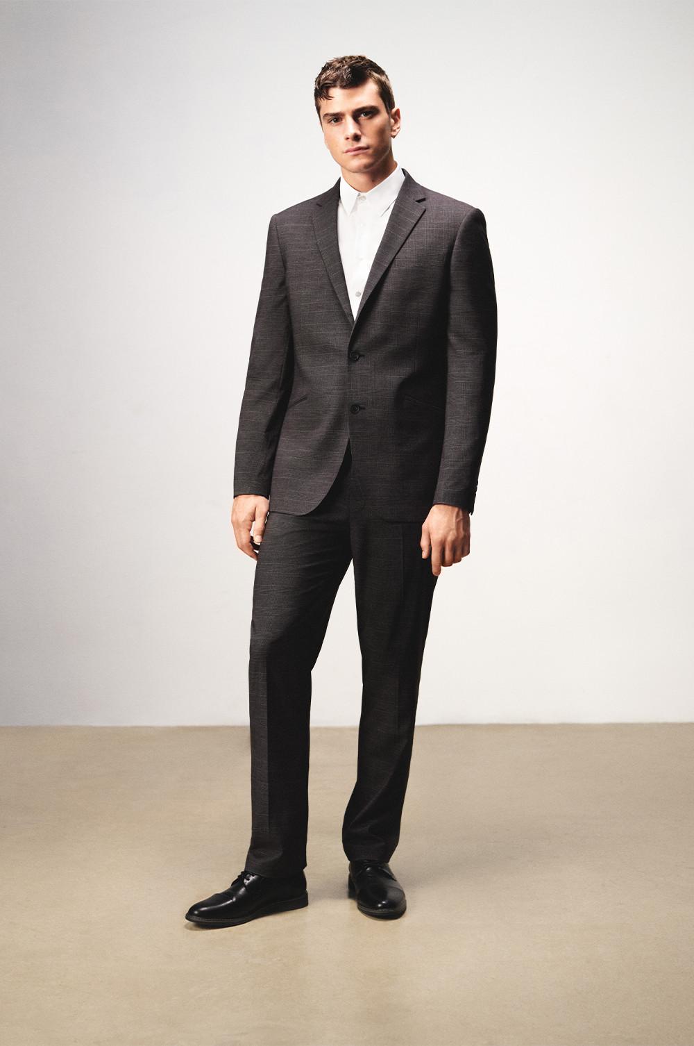 Prendas formales masculinas indispensables: camisas de noche Primark España