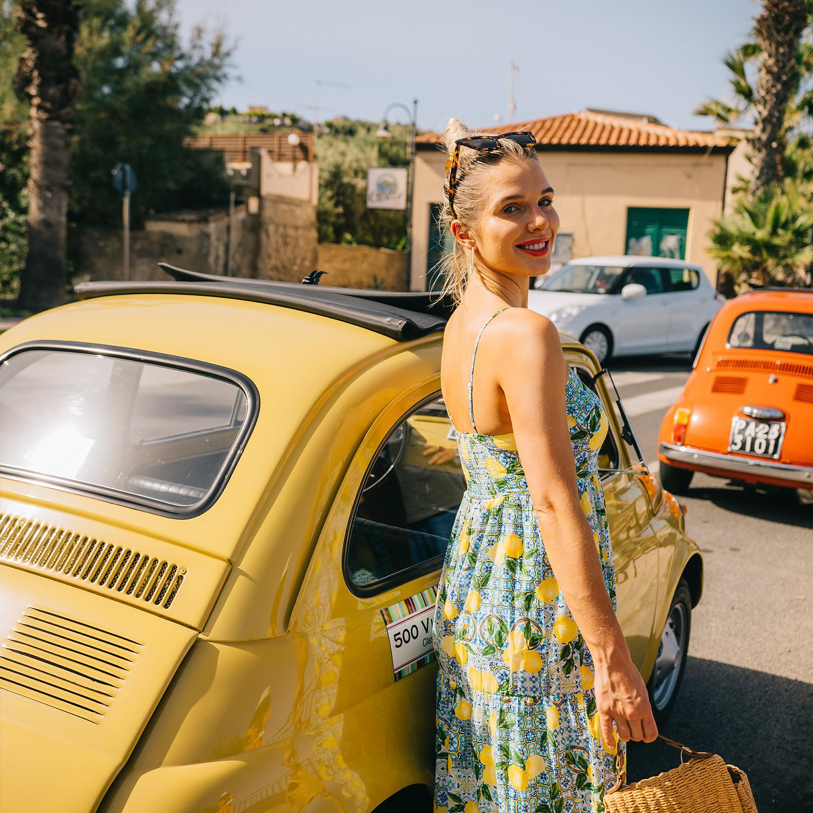 Helen im Midikleid mit Zitronenprint