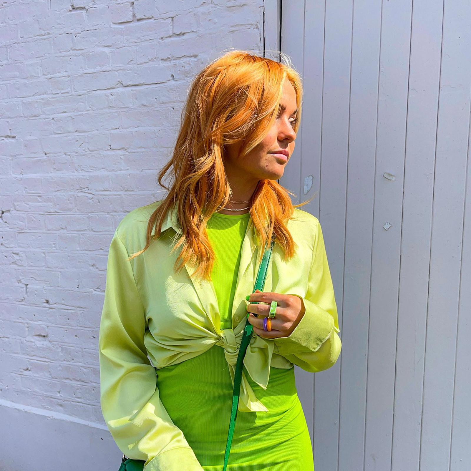 @bryonyheynes indossa un abito corto verde con camicia abbinata