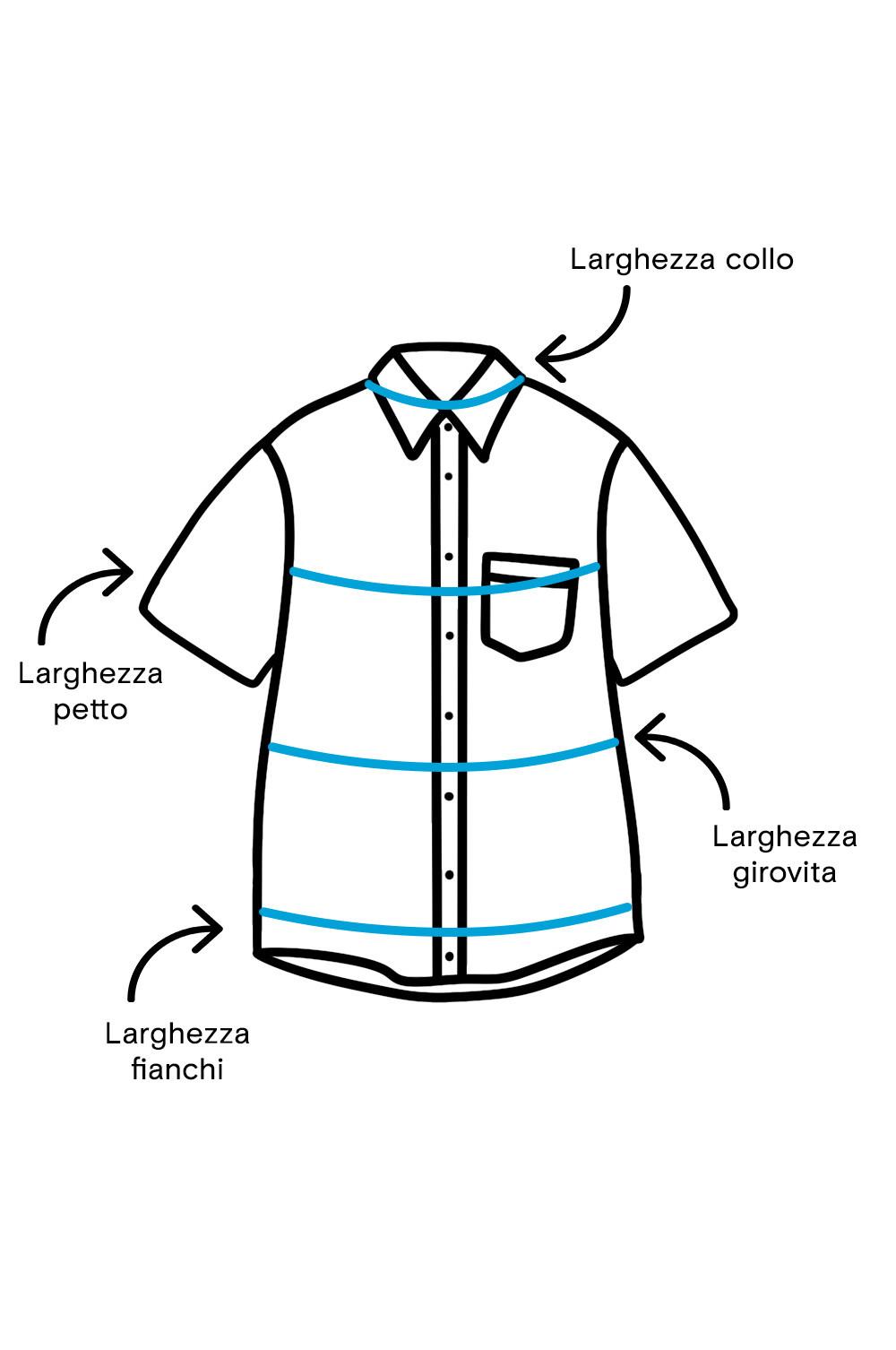 Guida alla misurazione di una camicia a maniche corte che mostra i punti di ampiezza di collo, petto, girovita e fianchi con linee di misurazione.