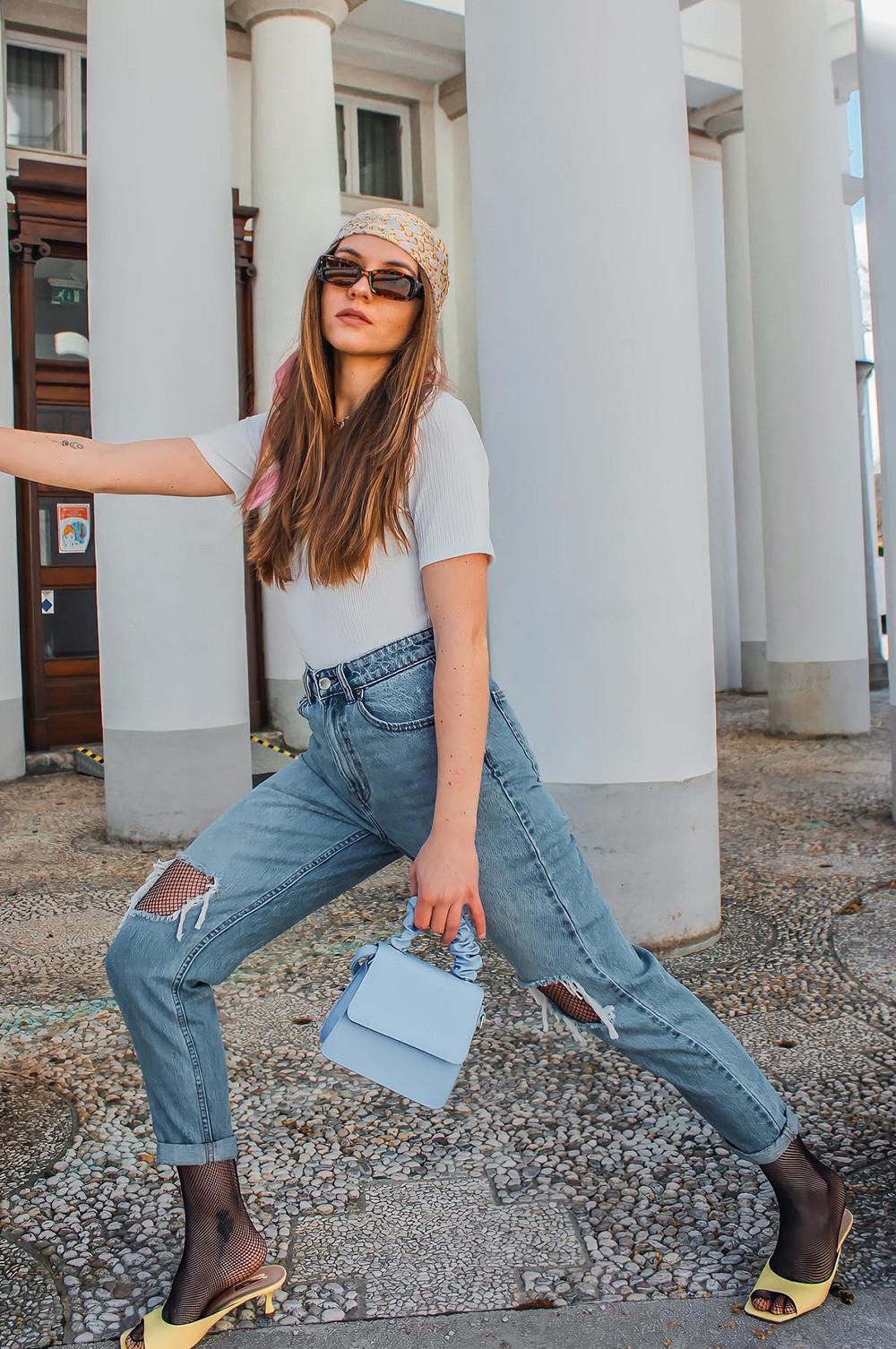 Jeans strappati e una T-shirt