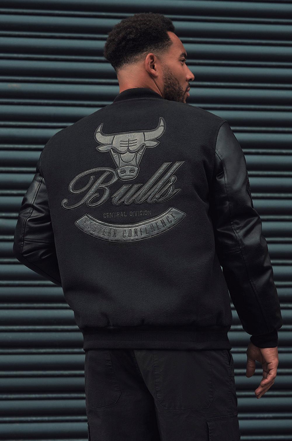 Chaqueta de los Chicago Bulls de estilo universitario con logotipo del equipo bordado y mangas de piel.