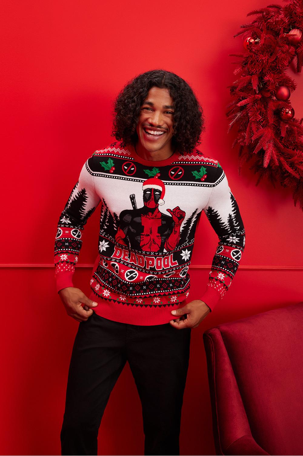 Model w świątecznym swetrze z Deadpoolem