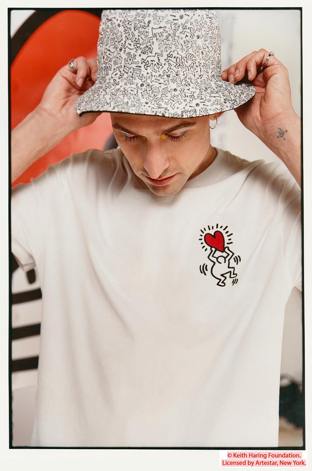 Modello che indossa un cappello alla pescatora Keith Haring