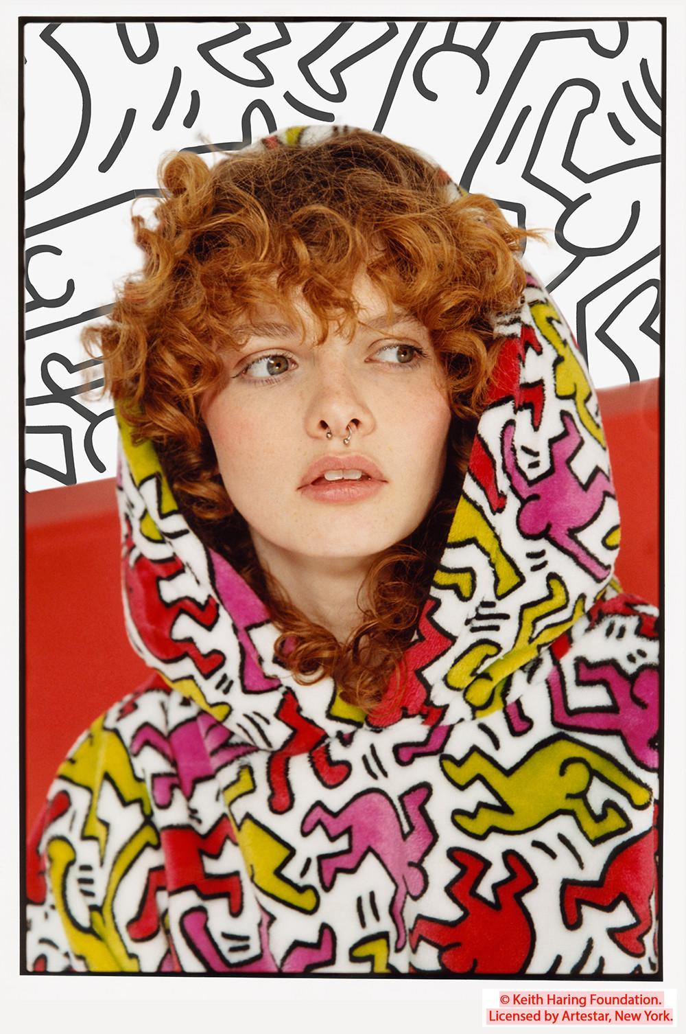 Modella che indossa uno snuddie Keith Haring