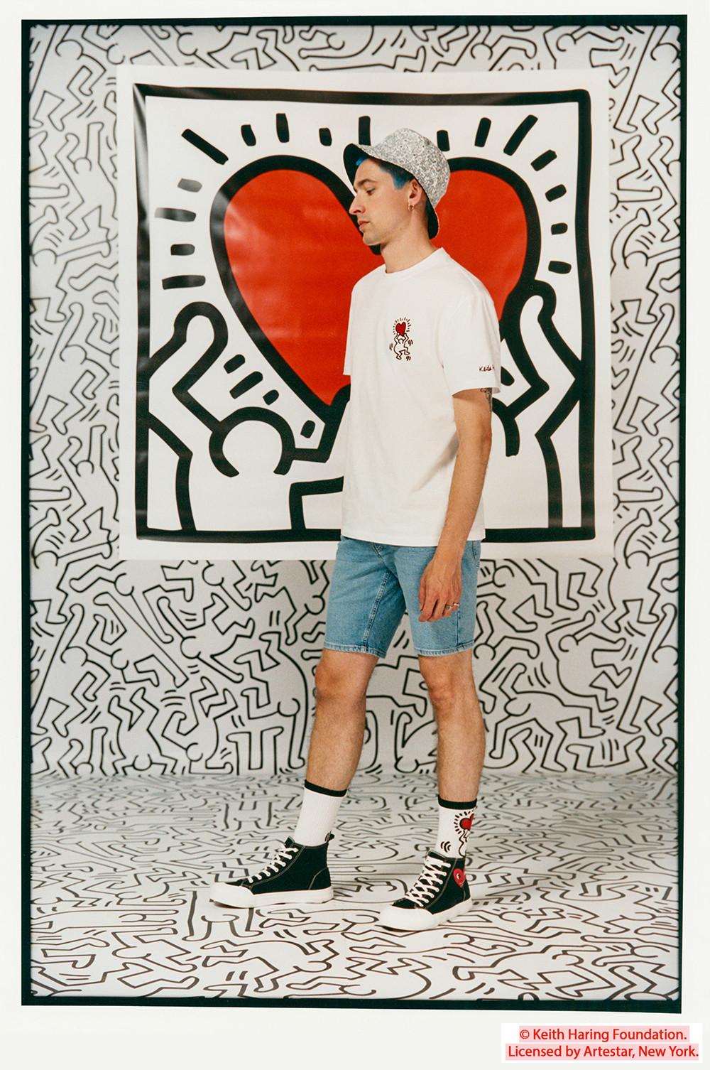 Model v beli majici Keith Haring