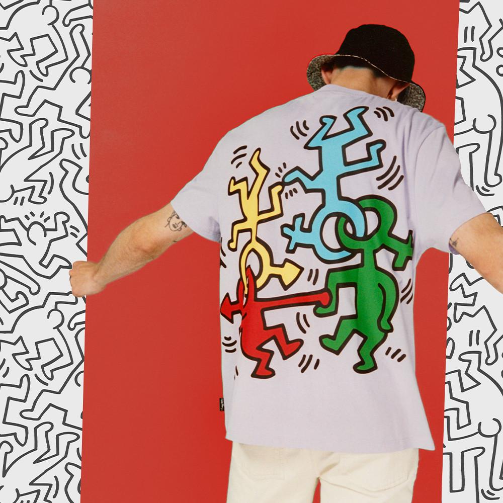 Modello che indossa una T-shirt Keith Haring