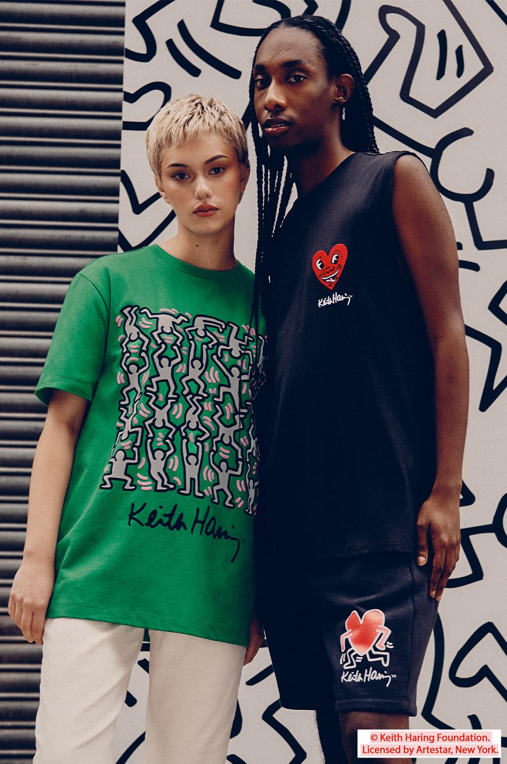 Modelos vestem t-shirts Keith Haring