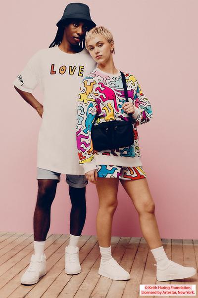 Modellen in Keith Haring-top en -sweatshirt