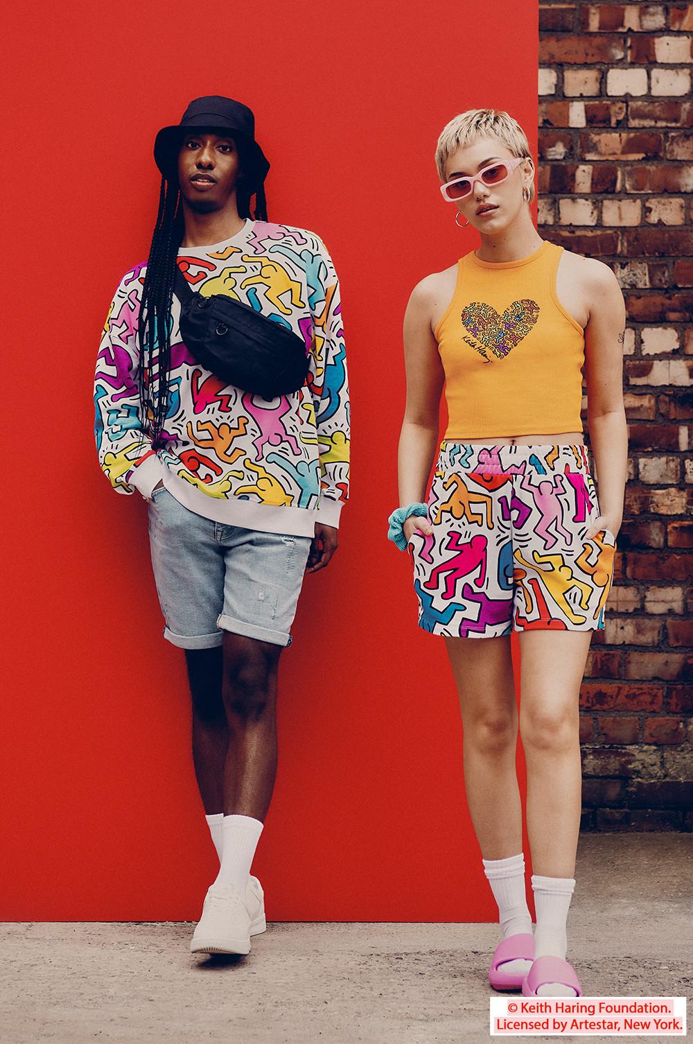 Modellen in Keith Haring-sweatshirt en -short
