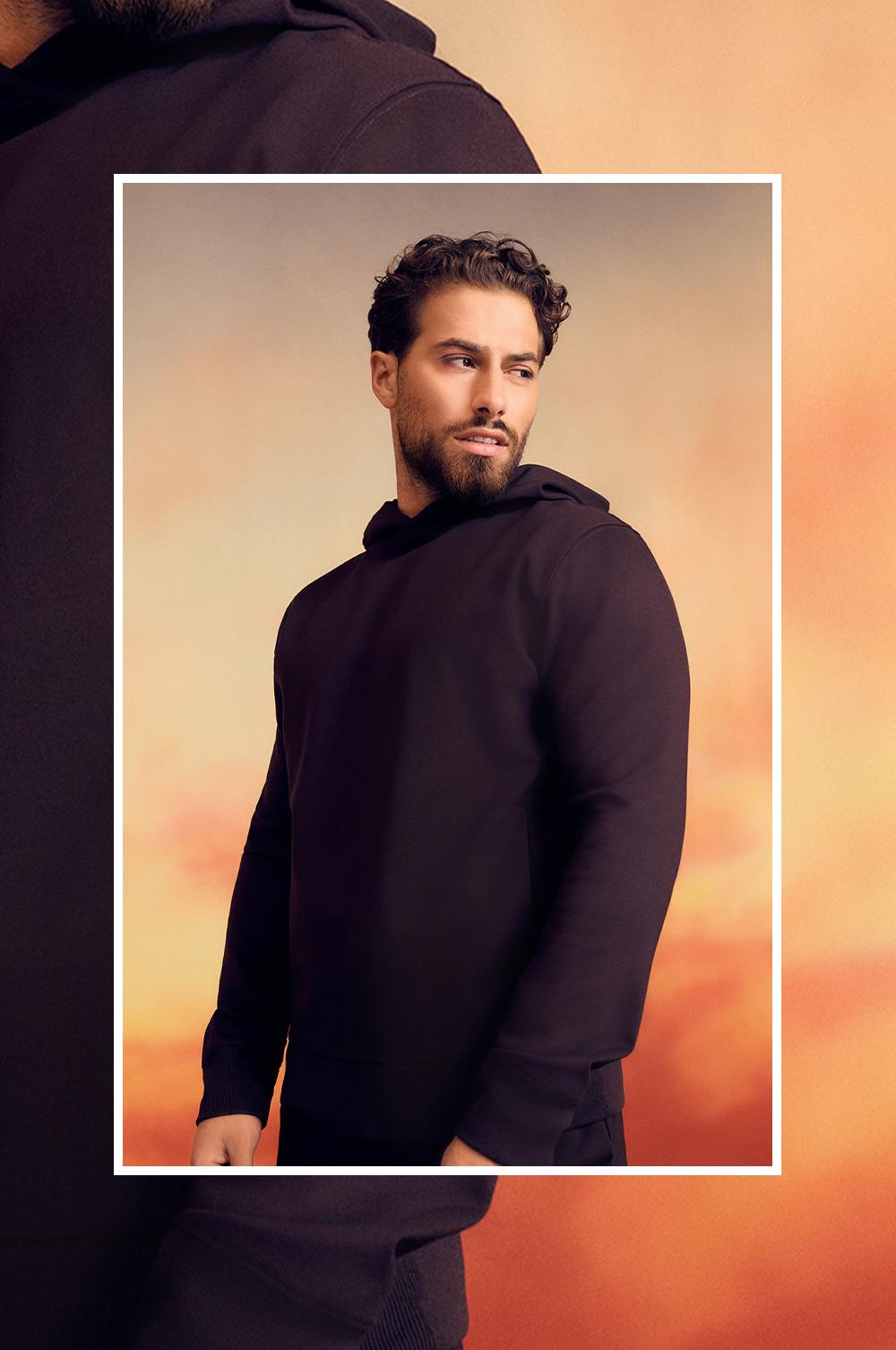 Kem in Hoodie