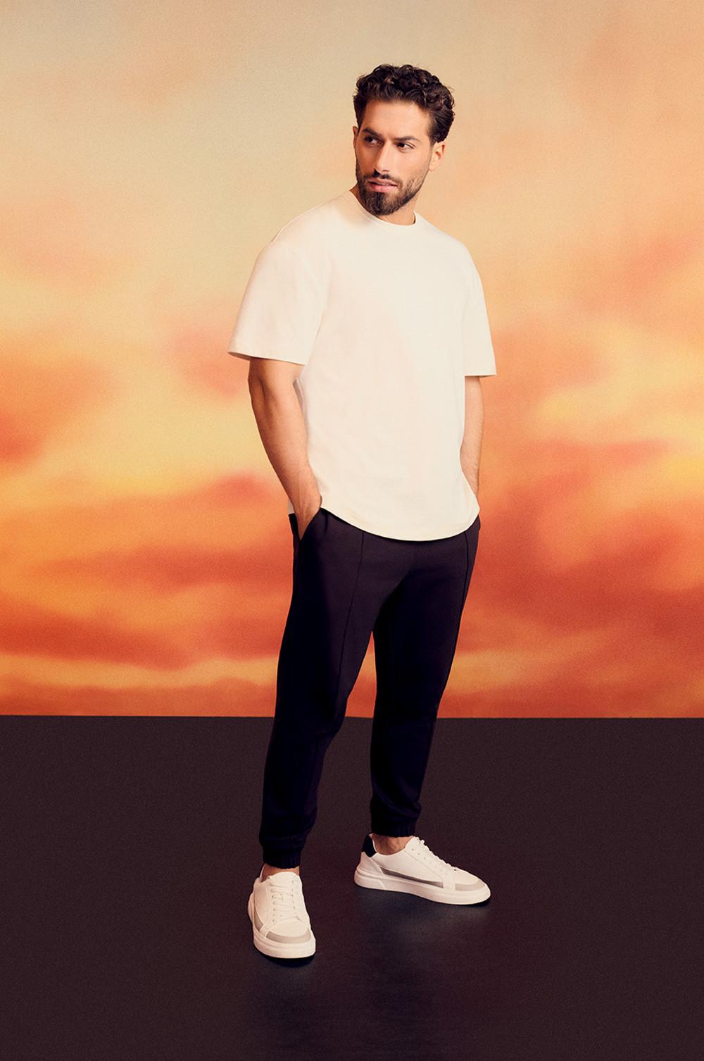Kem in weißem T-Shirt