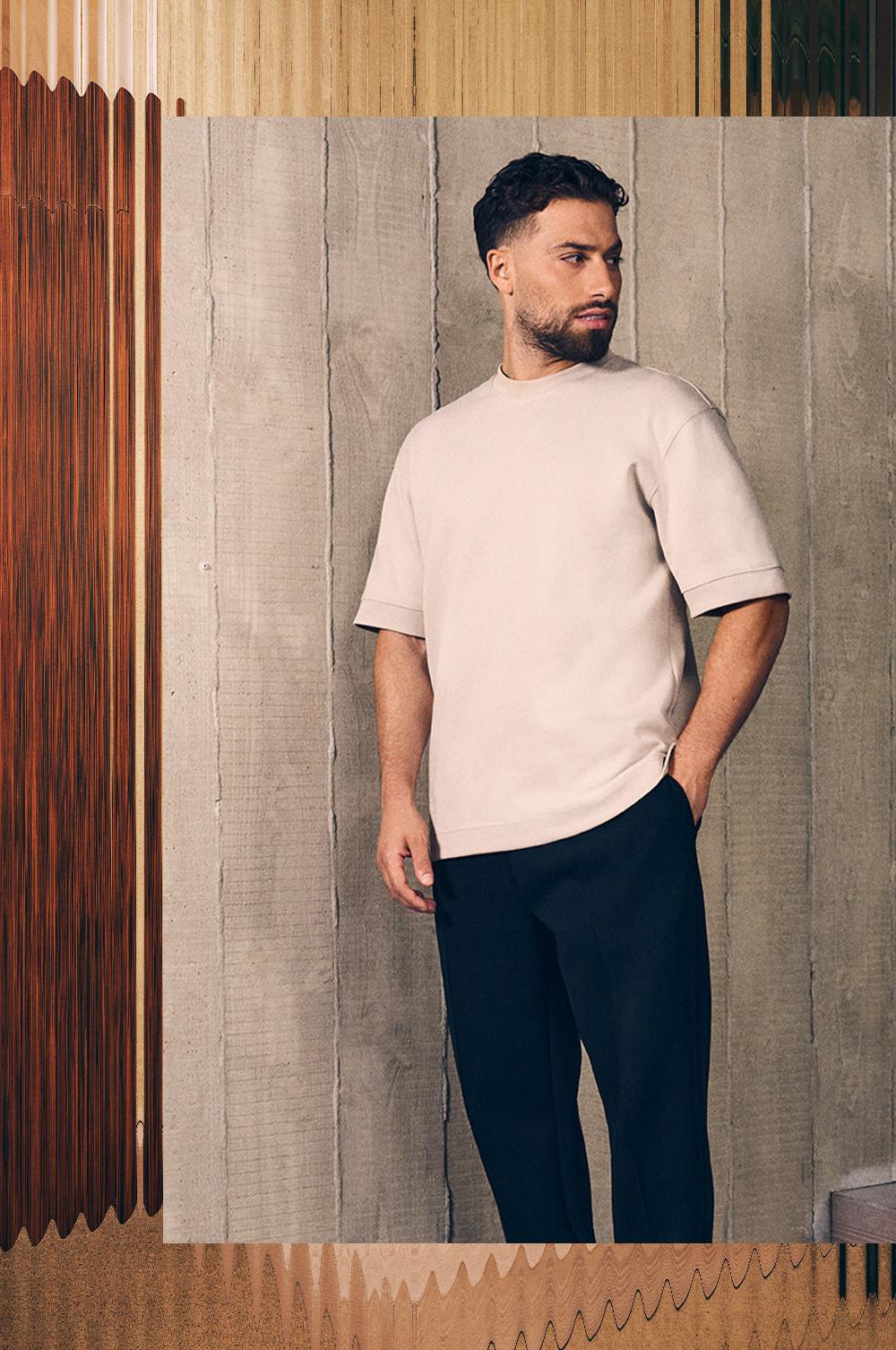 Kem indossa una T-shirt dal taglio squadrato e pantaloni