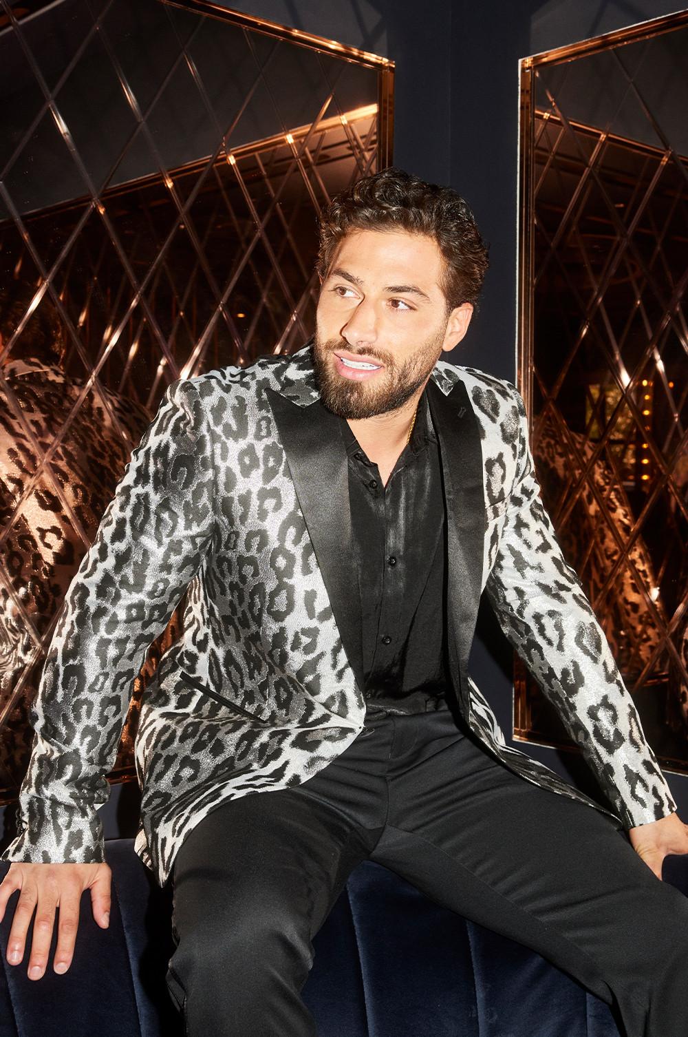 Blazer con stampa leopardata di Kem e camicia effetto satinato nera di Kem