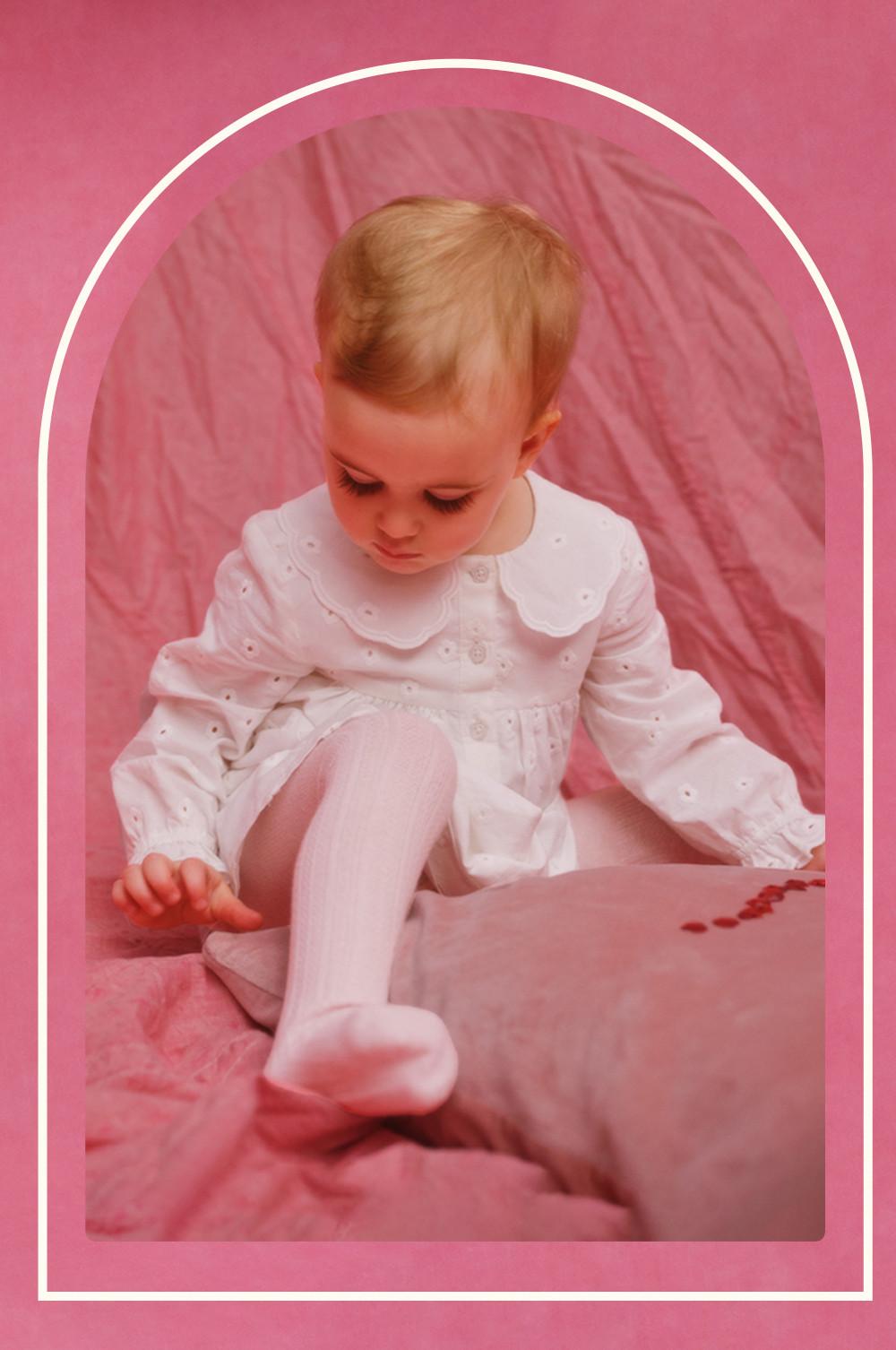 Weißes Langarmkleid mit Lochstickerei für Neugeborene