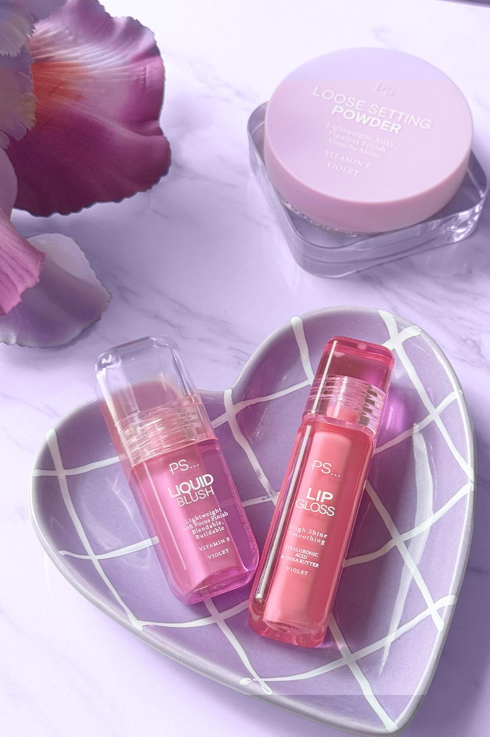 Gloss, blush dans un plat en forme de cœur violet et poudre de finition