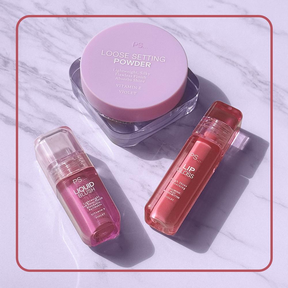 poudre de finition, gloss et blush liquide sur fond lilas.