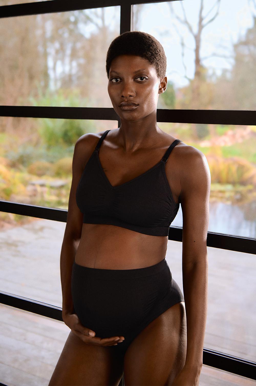 Mannequin portant un soutien-gorge noir et un sous-vêtement de grossesse taille haute.