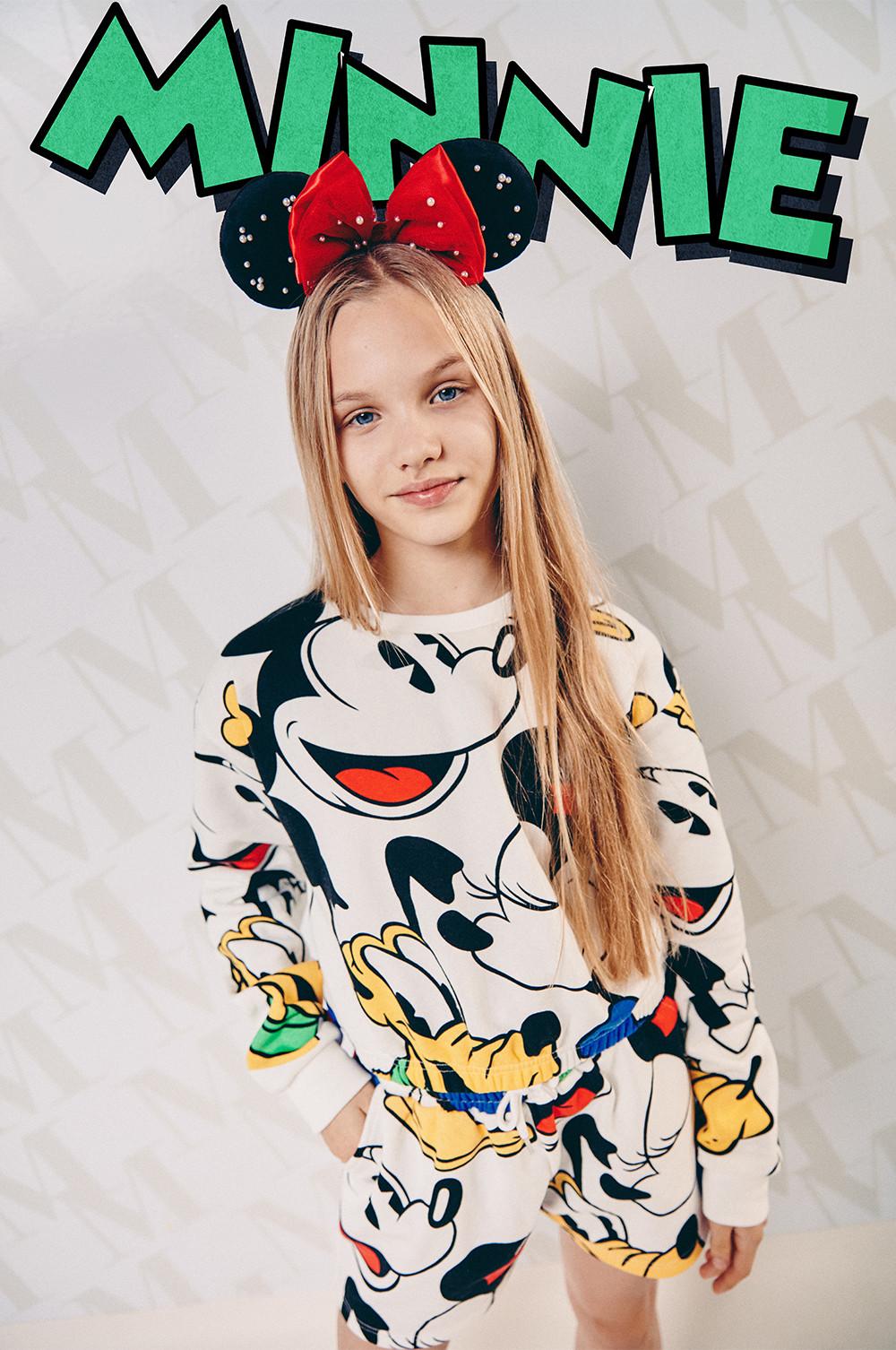 modelo infantil con pijama de Minnie