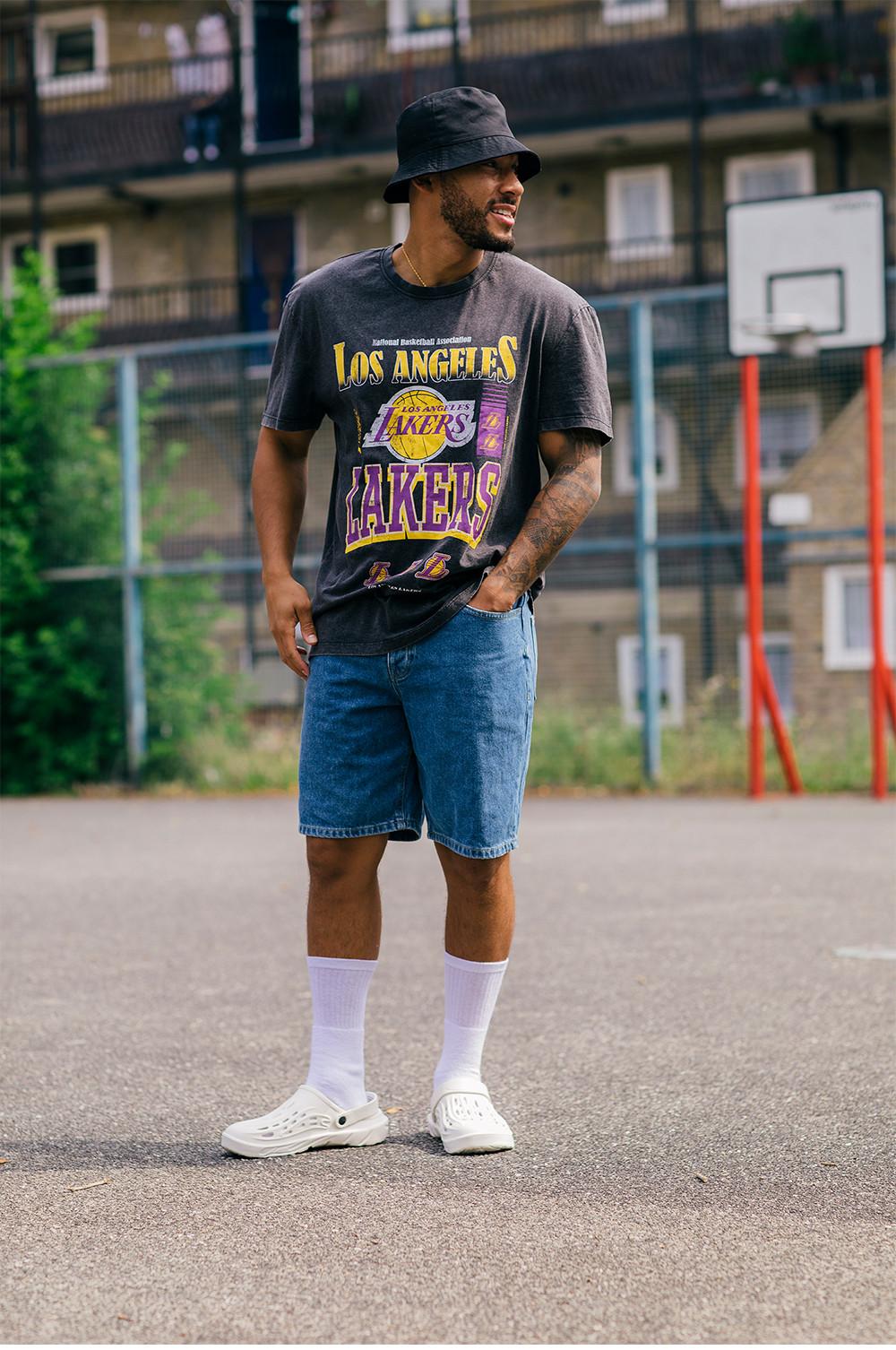 Josh in schwarzem NBA Lakers T-Shirt und Fischerhut