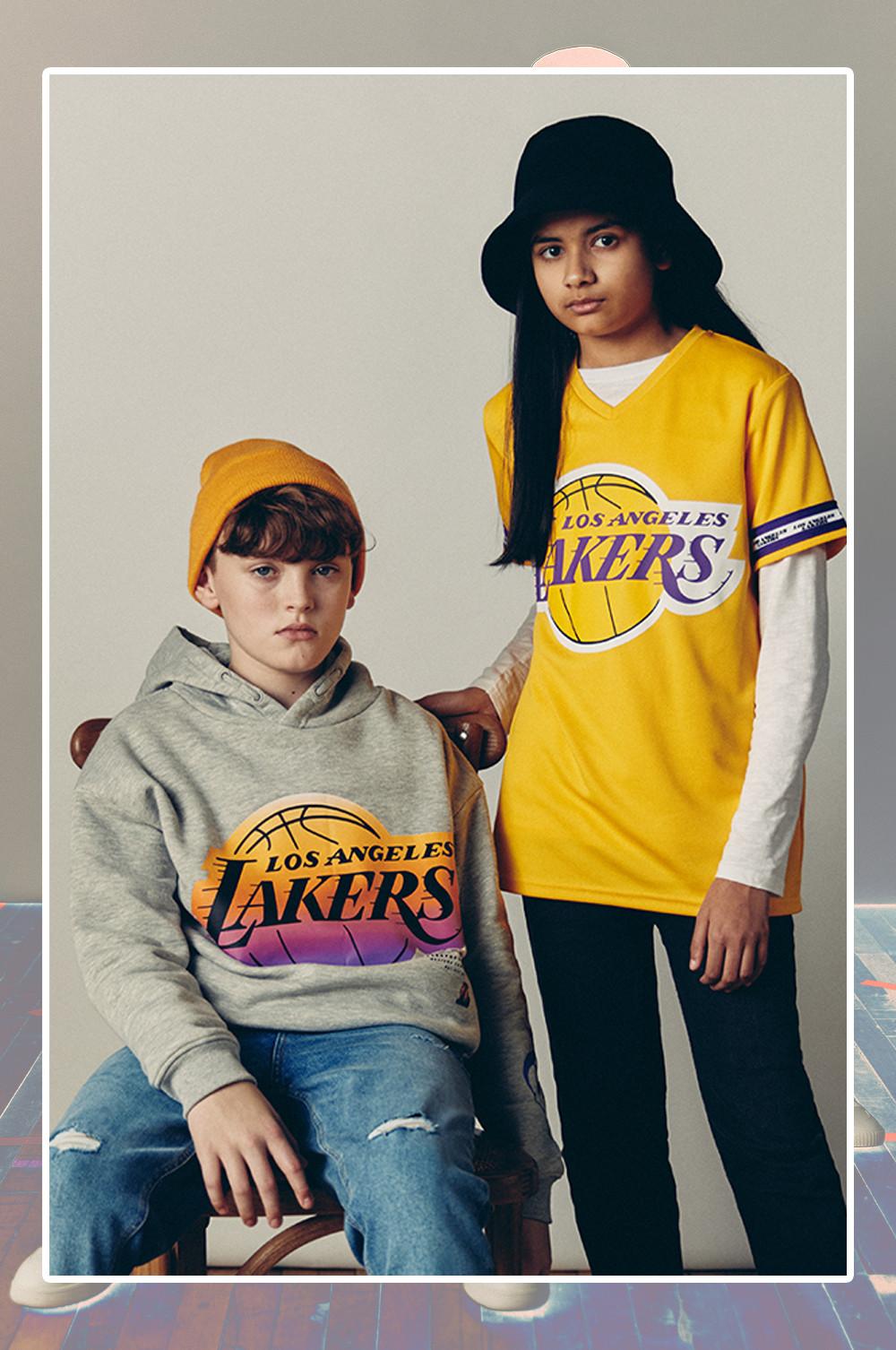 modelos infantiles con camisetas y gorros de los Lakers