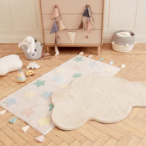 Decoração de quarto de bebé, com tapetes em forma de nuvem e estampado de estrelas no chão com vários brinquedos macios