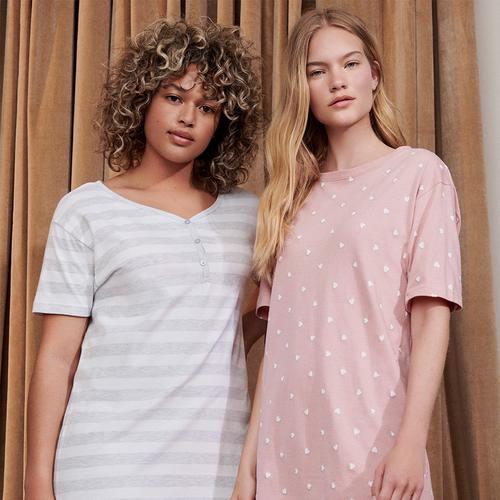 duas mulheres com pijamas sustentáveis da Primark