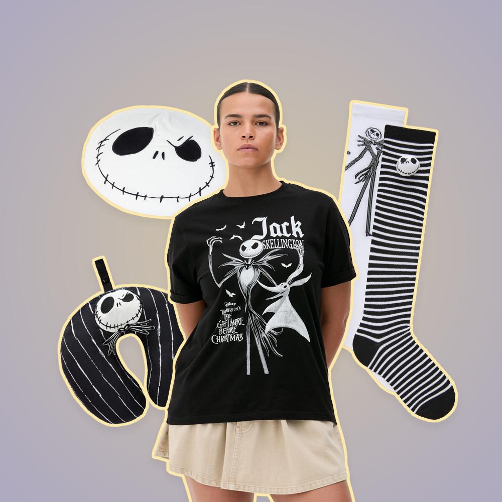 Personne portant un t-shirt L'Étrange Noël de monsieur Jack avec des biscuits et des chaussettes assortis au thème.