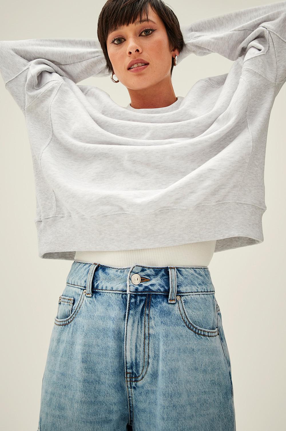 Nahaufnahme von Model mit blauer Jeans Originalgröße