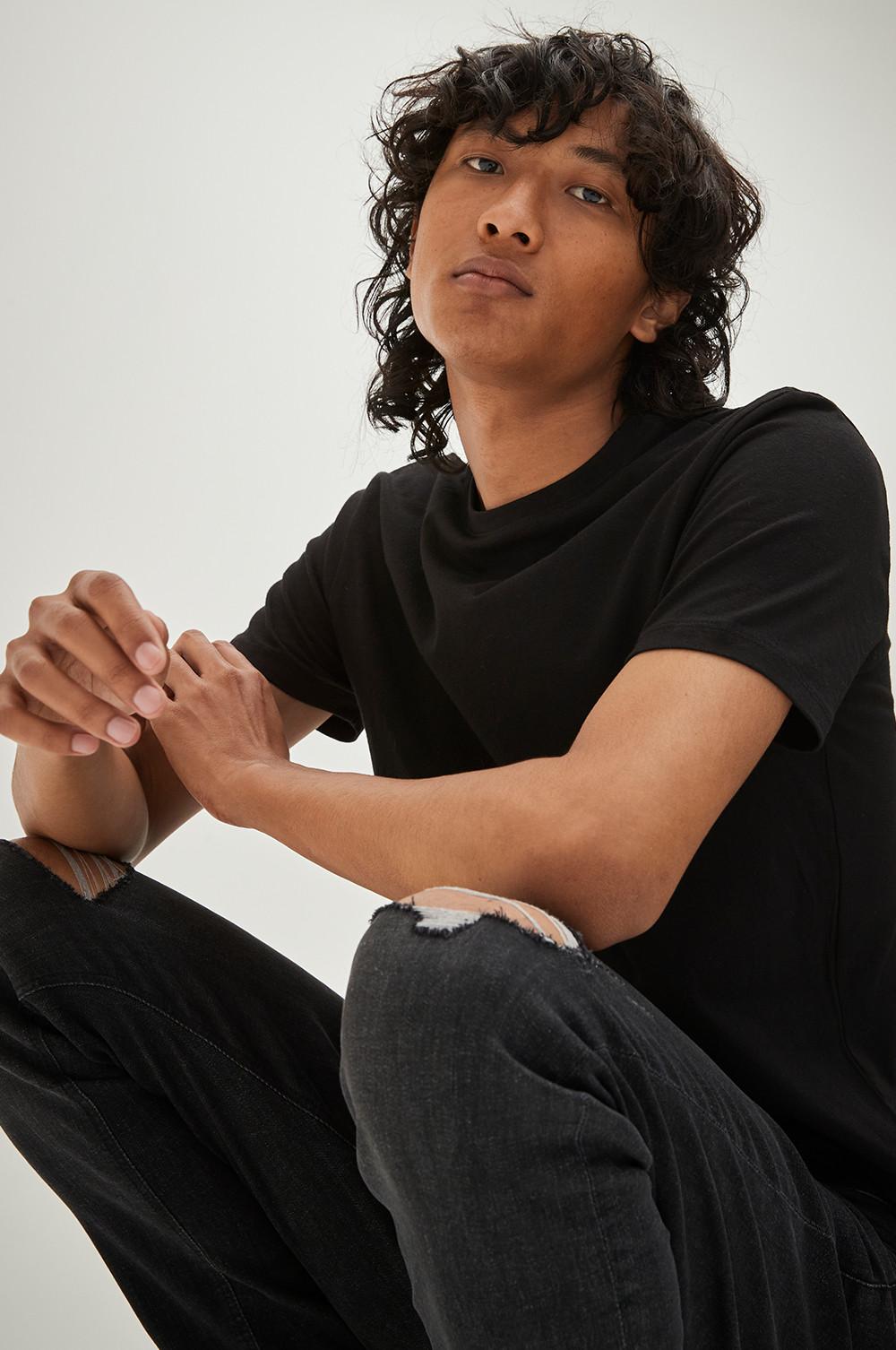 Model in Jeanshemd mit Rüschen